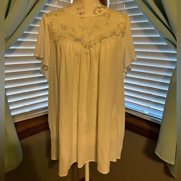 Torrid Washable Crinkle Gauze Flutter Sleeve Lace Mix Top - Picture 3 of 8